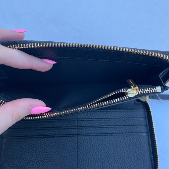❌SOLD❌Tory Burch Black Whipstitch Logo Zip Continental Wallet - Picture 8 of 10